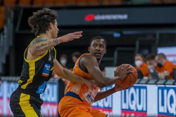 现出强烈的 现出强烈的